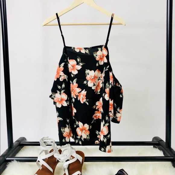 ⬇️ $40 Floral Top - Picture 2 of 3